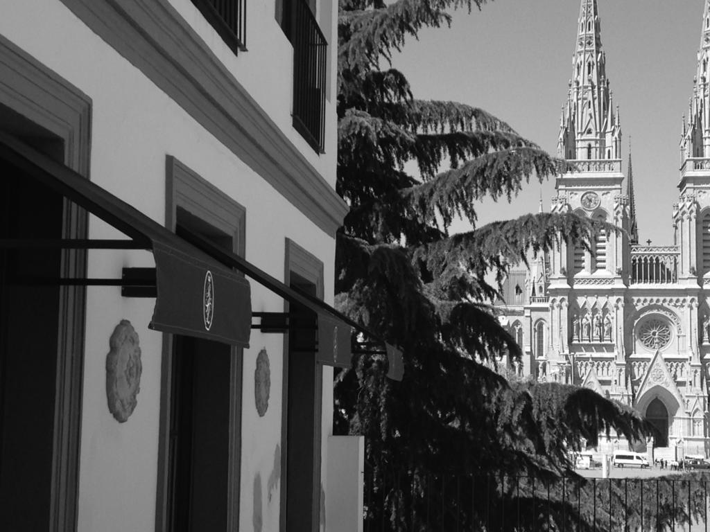Real Hotel Lujan Luaran gambar