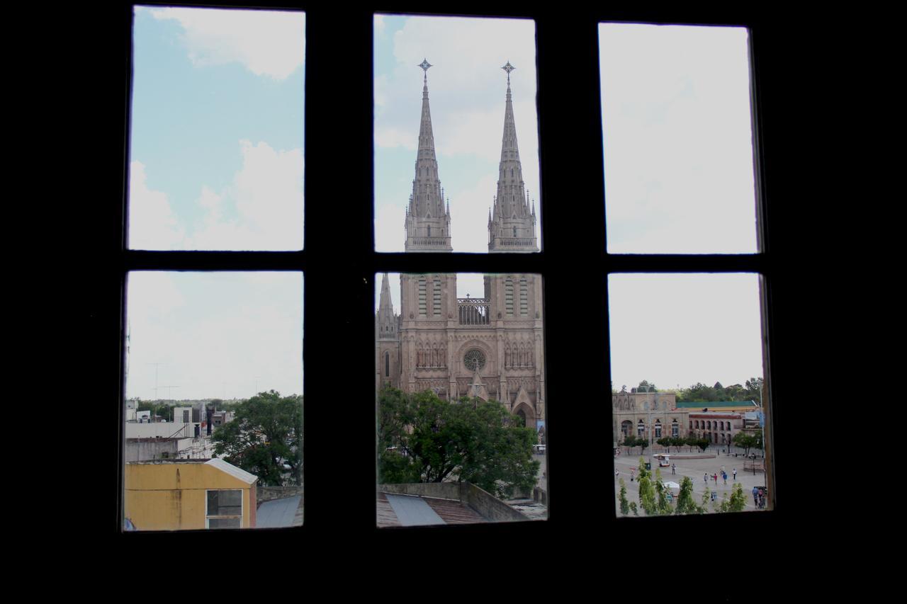 Real Hotel Lujan Luaran gambar