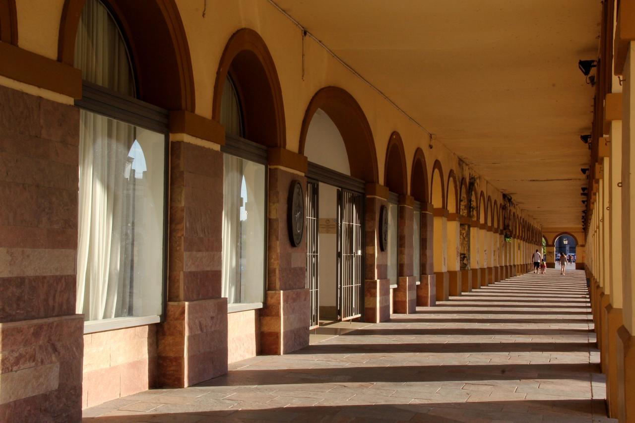 Real Hotel Lujan Luaran gambar
