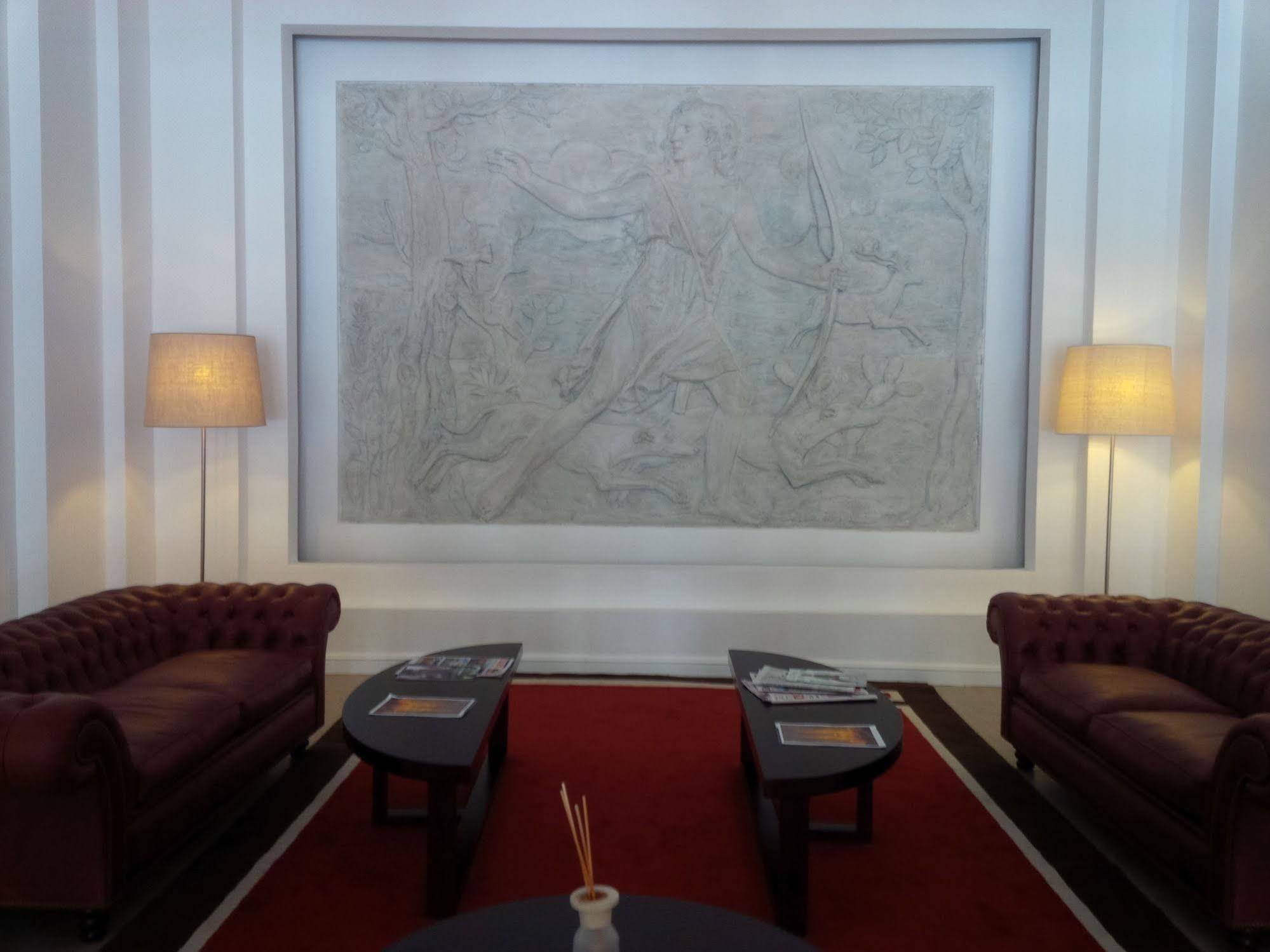 Real Hotel Lujan Luaran gambar