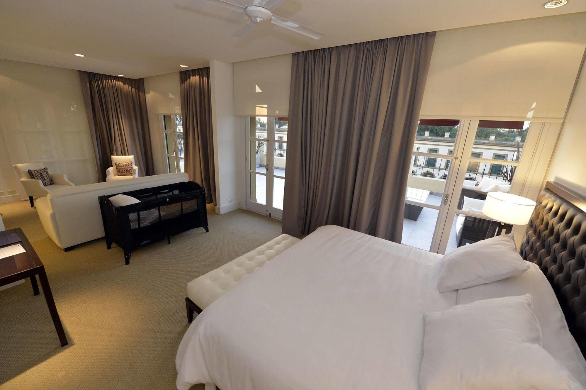 Real Hotel Lujan Luaran gambar